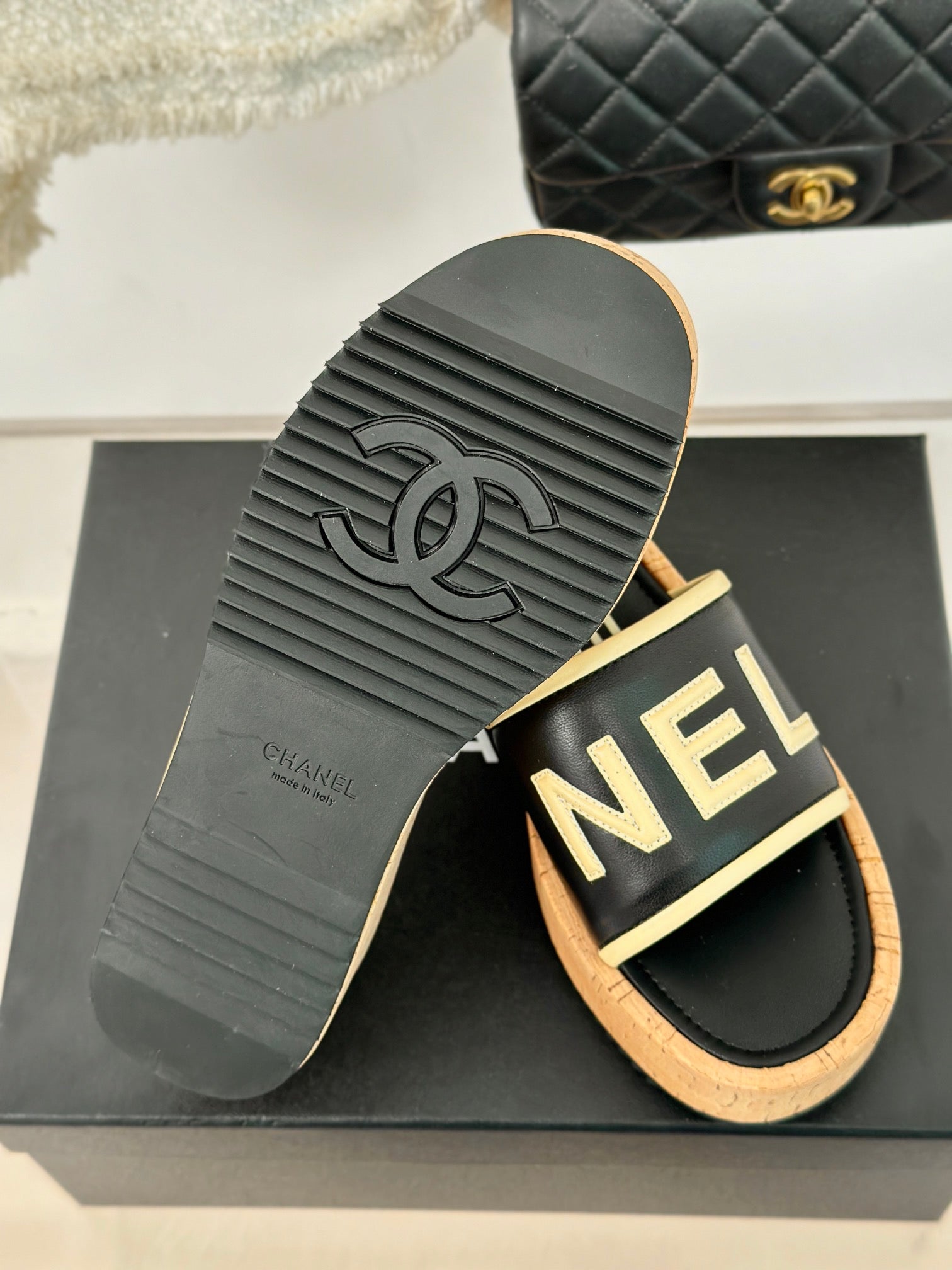THICK SOLE LETTER SLIPPERS IN BLACK SHEEPSKIN