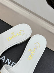 CC SLIDE SANDALS IN WHITE CALFSKIN GOLD CHARM