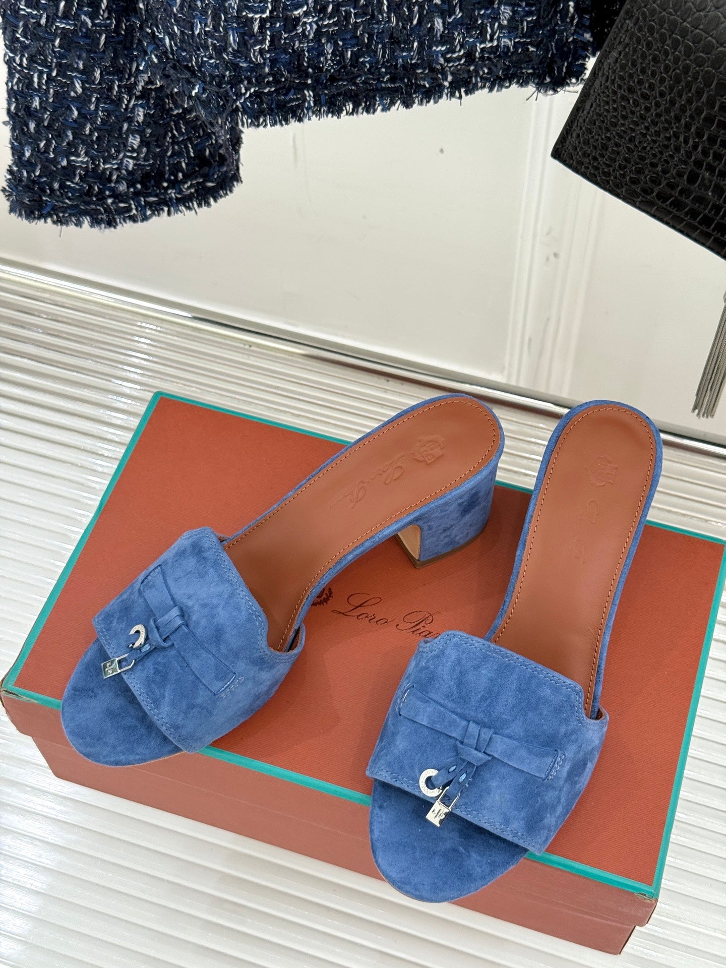 HIGH HEELS IN BLUE SUEDE AND LAMBSKIN