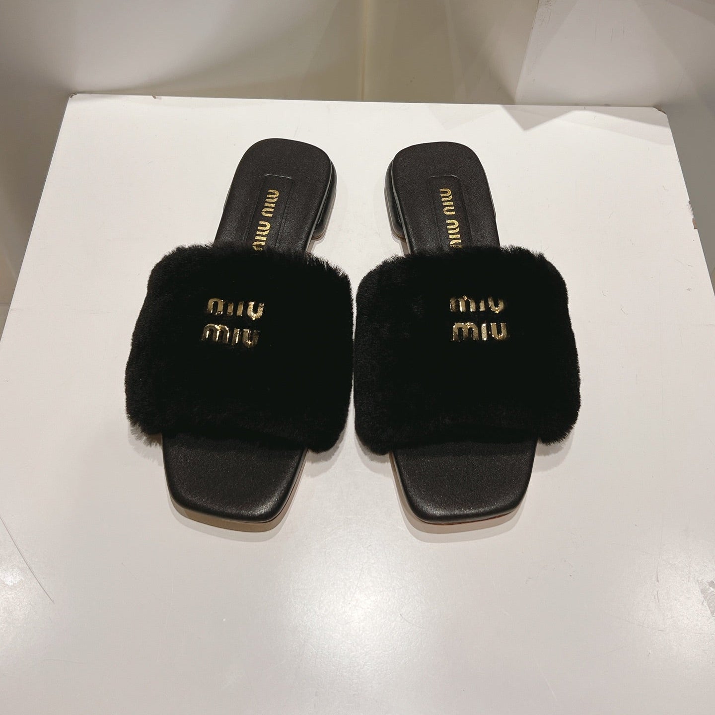 MIUMIU 26S SQUARE-TOE SANDALS IN BLACK SHEARLING AND LEATHER