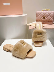 MIUMIU 26S SQUARE-TOE SANDALS IN BEIGE SHEARLING AND LEATHER
