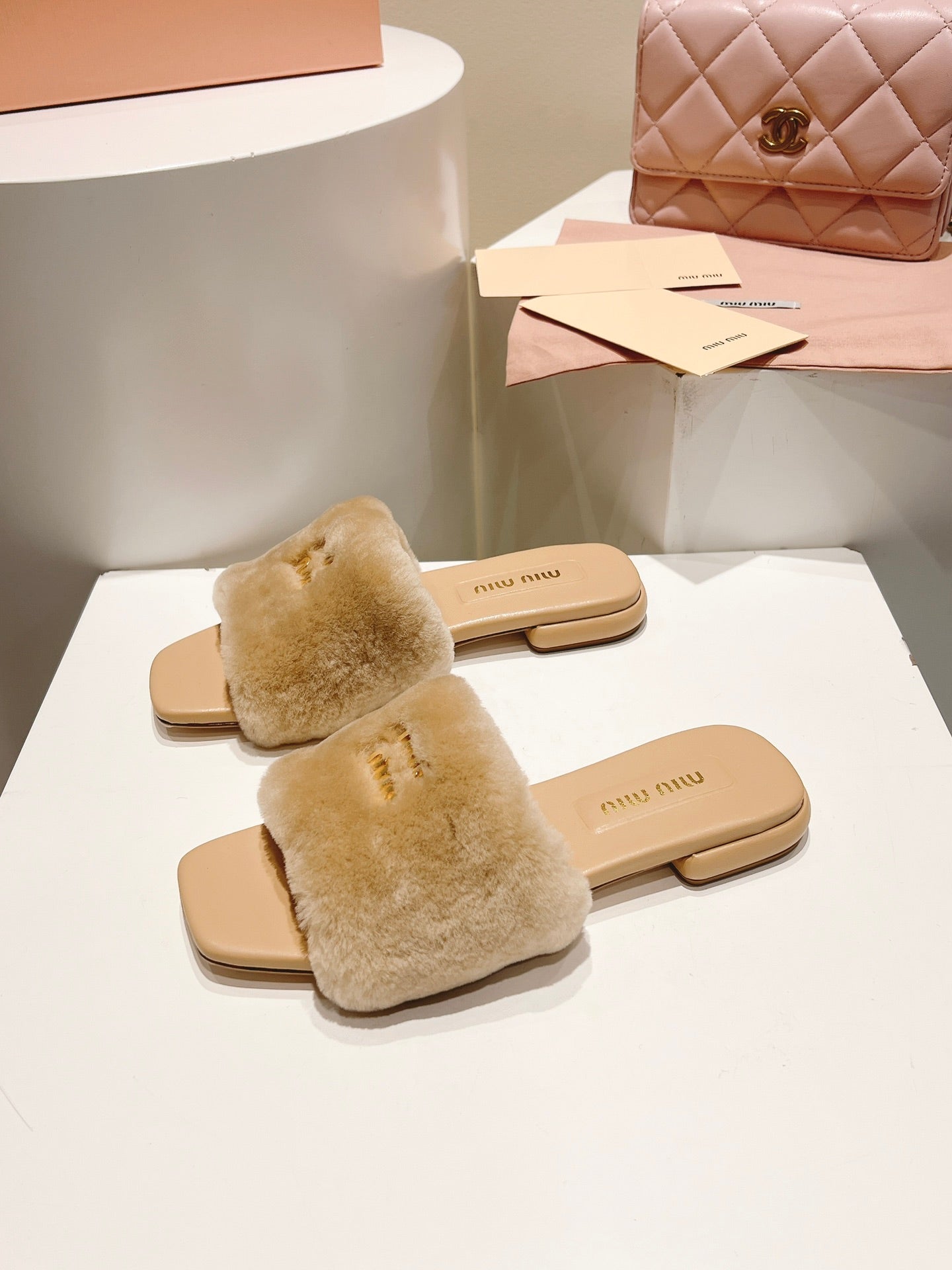 MIUMIU 26S SQUARE-TOE SANDALS IN BEIGE SHEARLING AND LEATHER