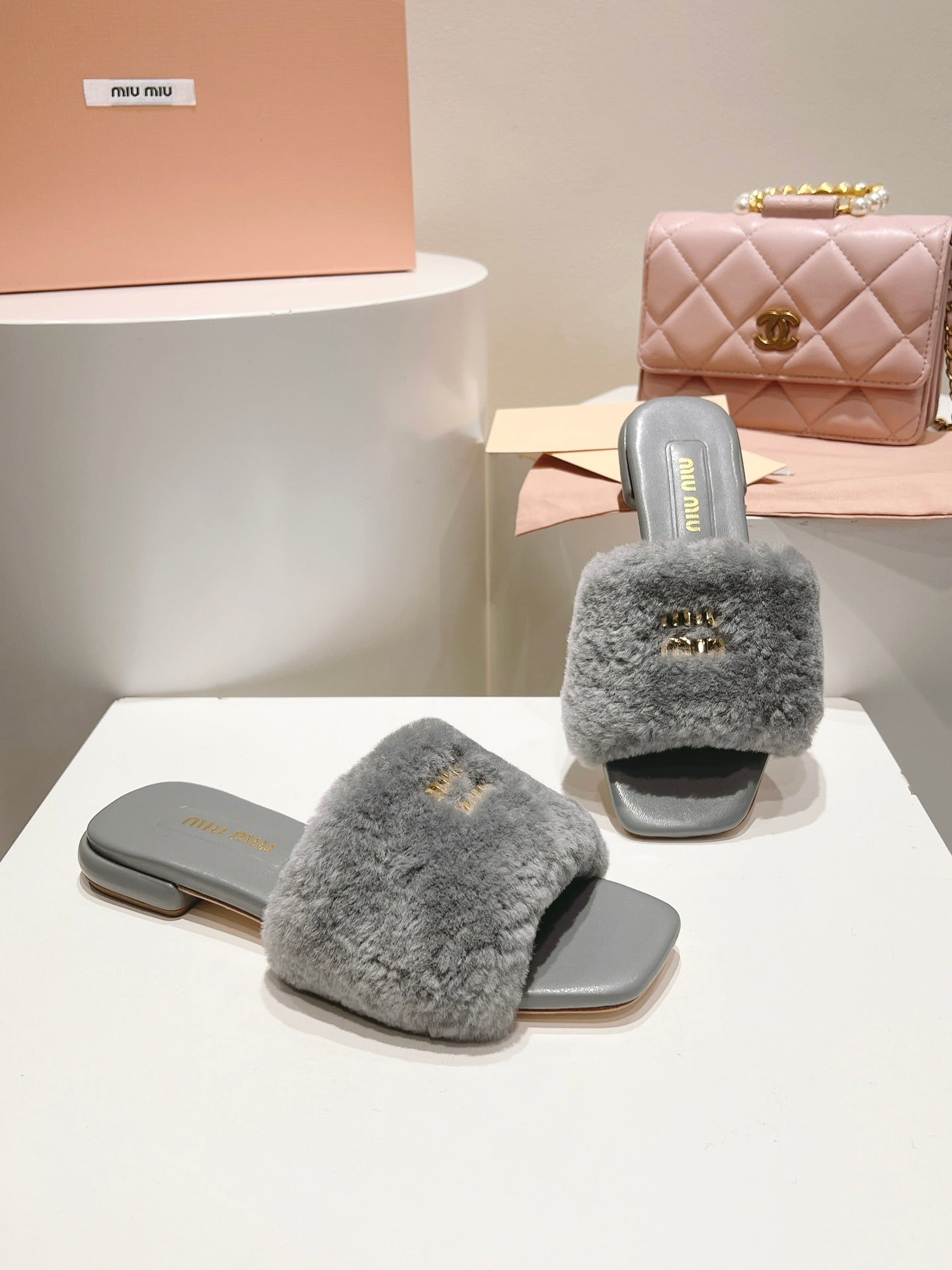 MIUMIU 26S SQUARE-TOE SANDALS IN GREY SHEARLING AND LEATHER