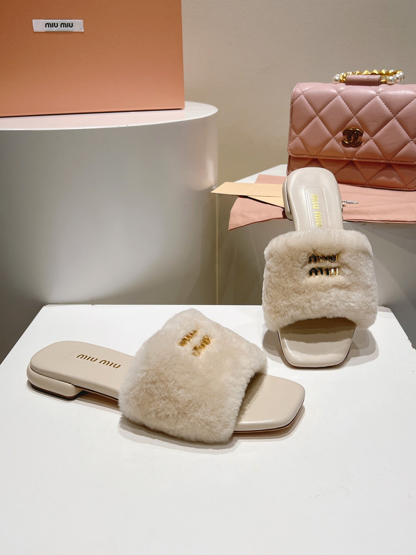 MIUMIU 26S SQUARE-TOE SANDALS IN CREAM BEIGE SHEARLING AND LEATHER