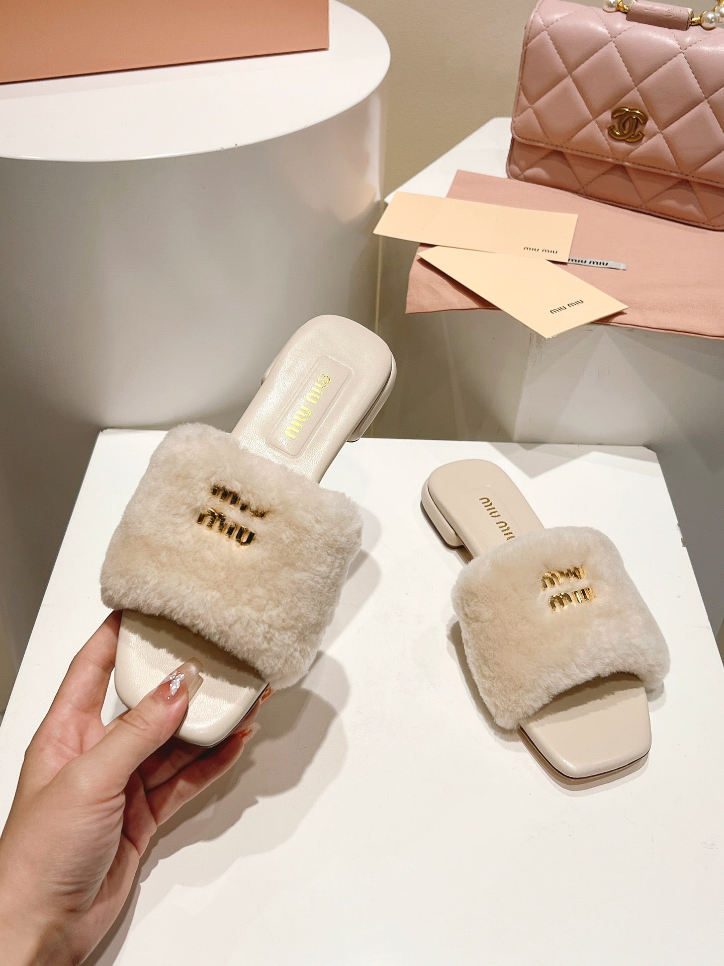 MIUMIU 26S SQUARE-TOE SANDALS IN CREAM BEIGE SHEARLING AND LEATHER