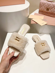 MIUMIU 26S SQUARE-TOE SANDALS IN CREAM BEIGE SHEARLING AND LEATHER
