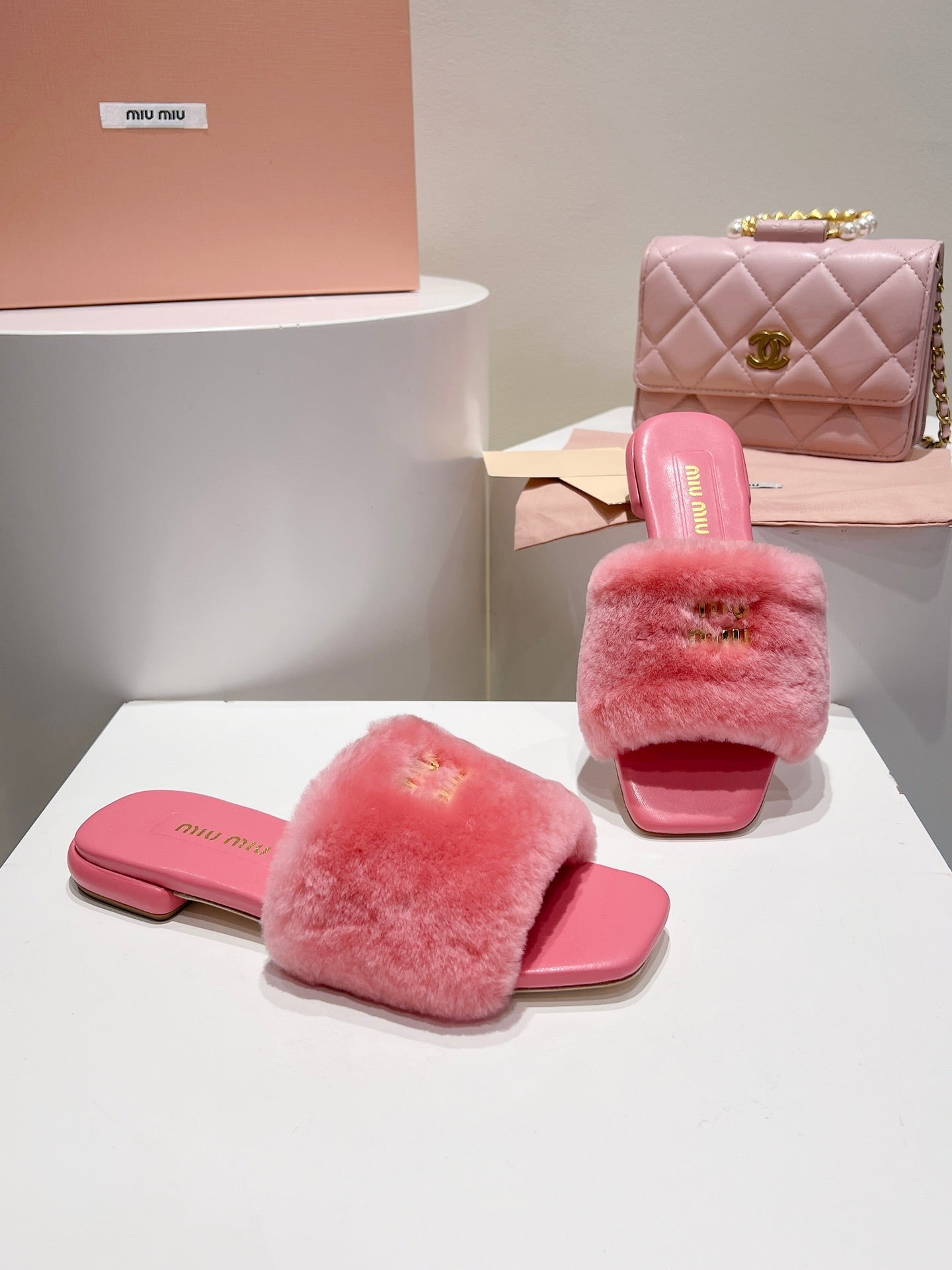 MIUMIU 26S SQUARE-TOE SANDALS IN PINK SHEARLING AND LEATHER