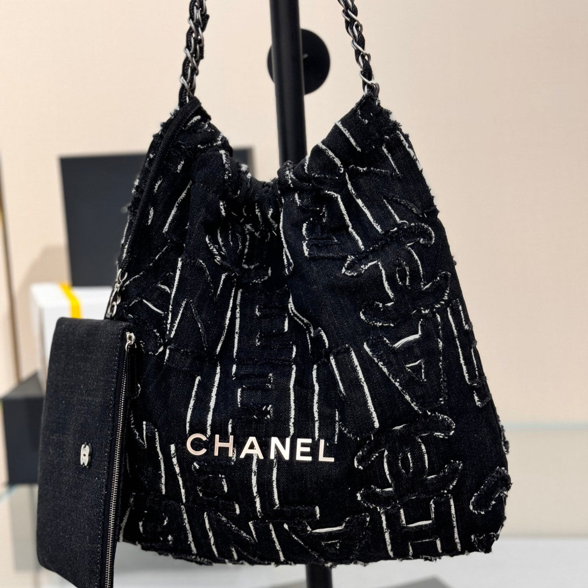 CHANEL 22 BAG 25S 42 CM IN BLACK DENIM