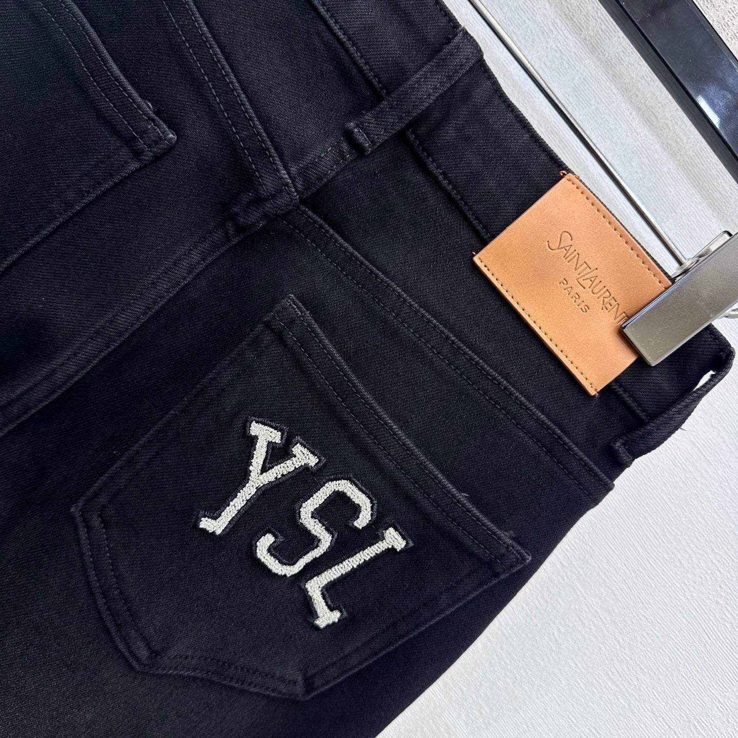 YSL 26S STRAIGHT-LEG JEANS 447