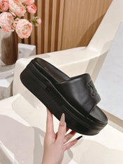 BLOCK SLIDE WITH TRIOMPHE IN BLACK SMOOTH LAMBSKIN
