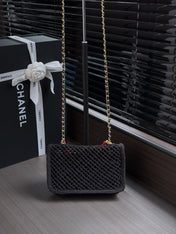 CHANEL 26S SMALL FLAP BAG 21 IN BLACK MESH-WOVEN RAFFIA AND CALFSKIN GOLD HARDWARE