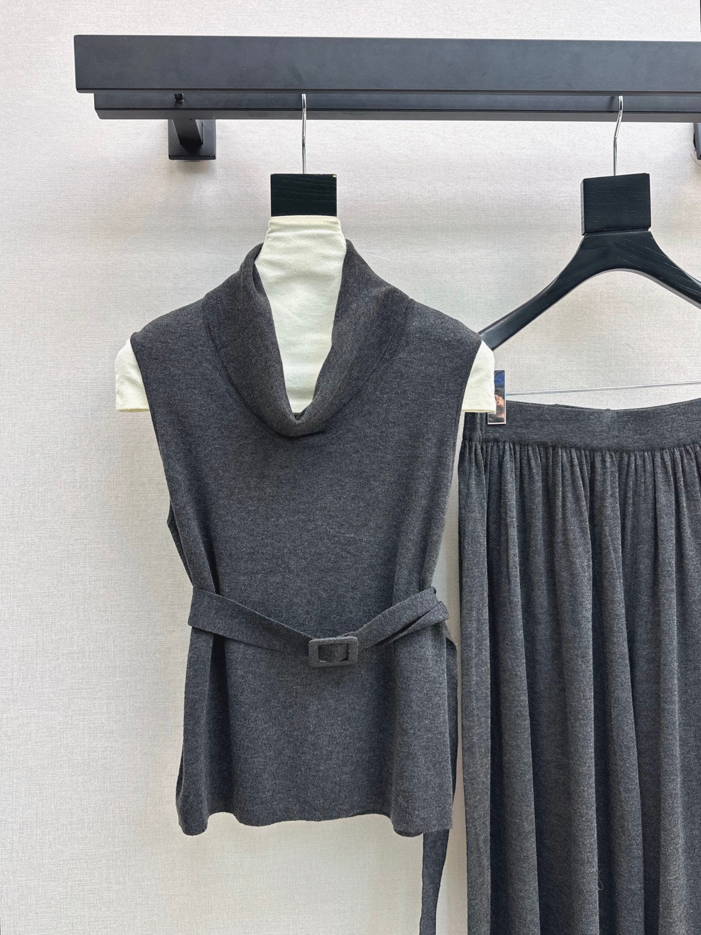 HERMES 26S SLEEVELESS TOP AND STRAIGHT-LEG TROUSERS SET 754
