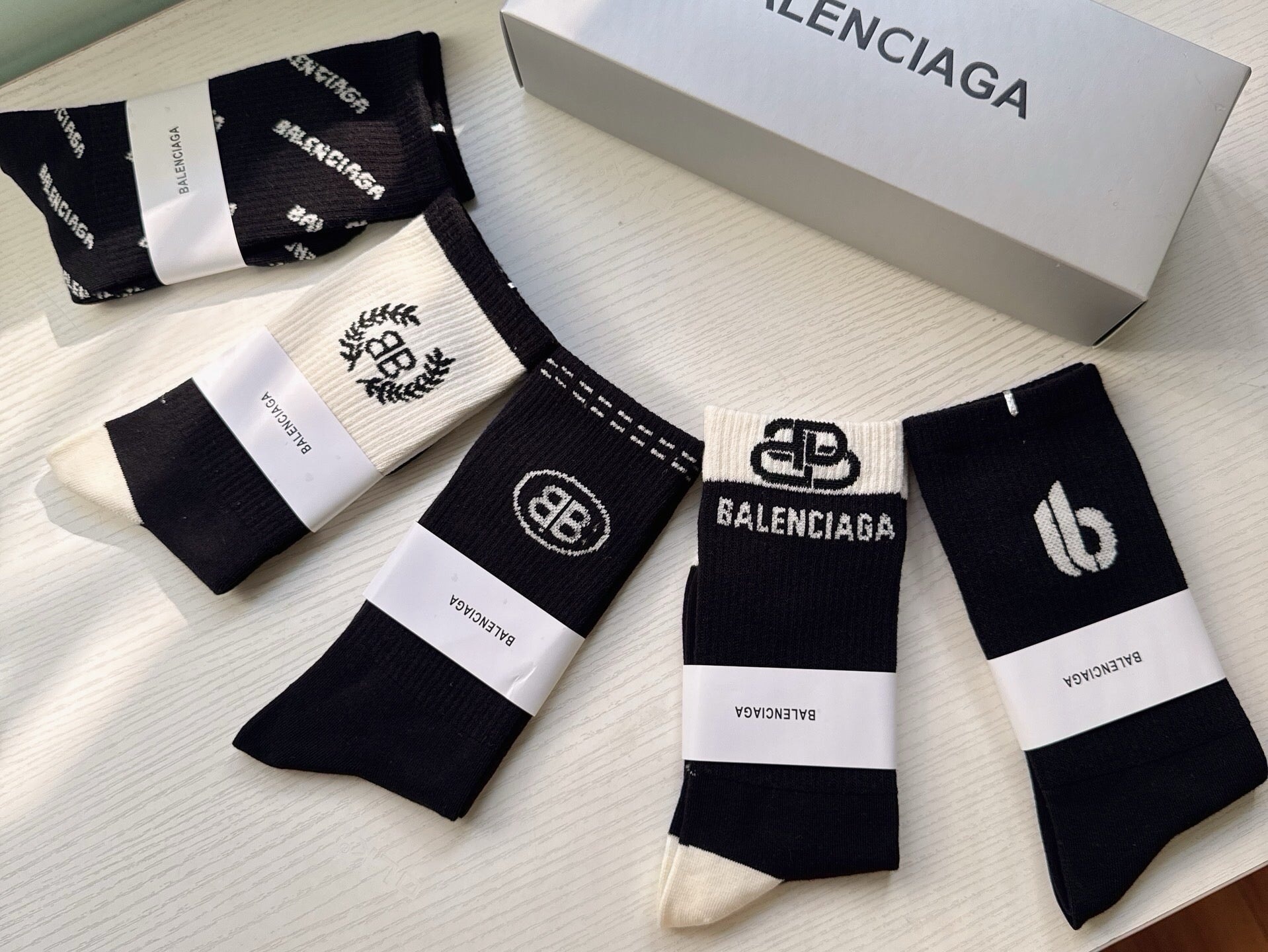 BALENCIAGA 26S CREW SOCKS 423097 (1 BOX)
