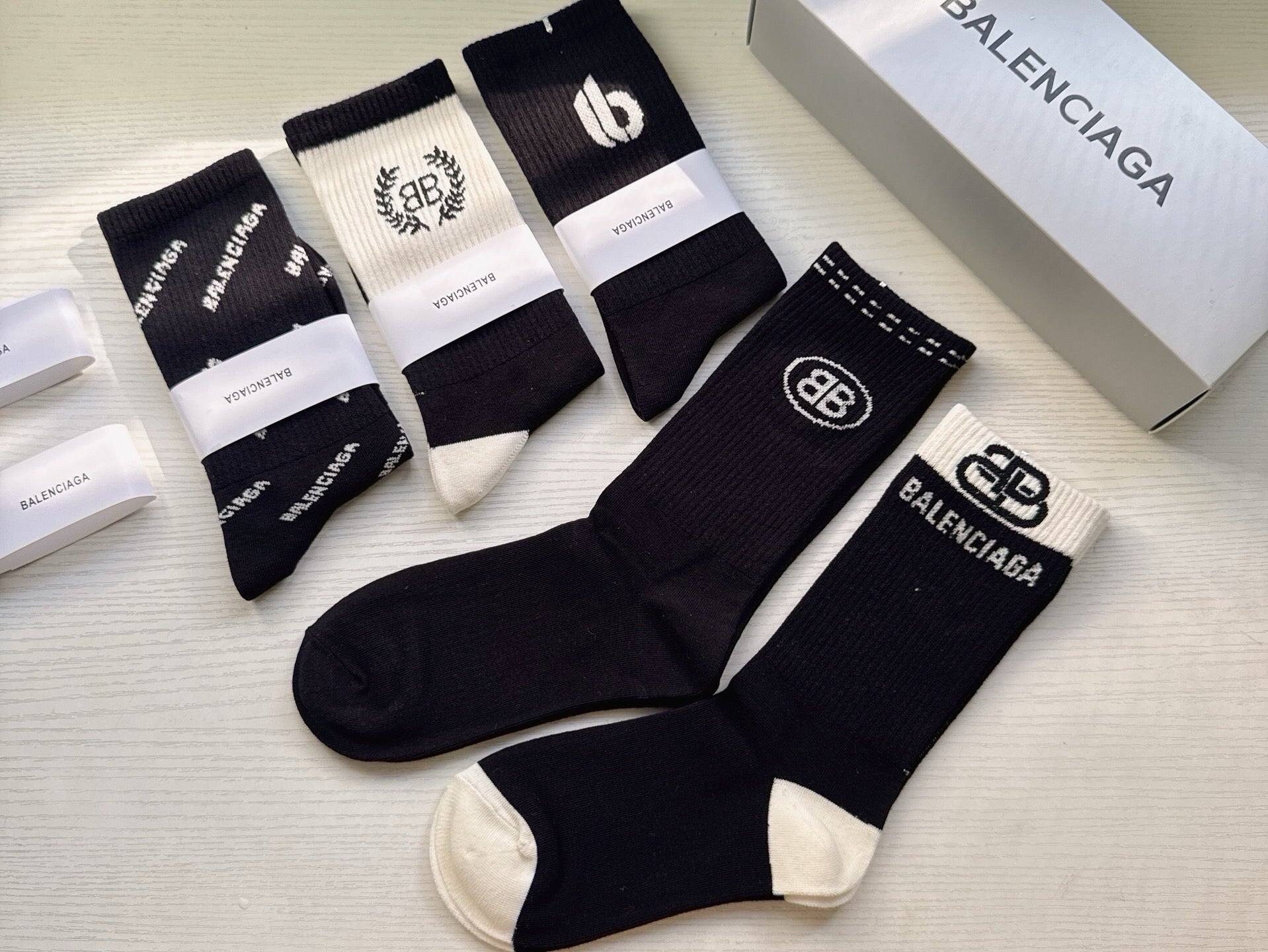 BALENCIAGA 26S CREW SOCKS 423097 (1 BOX)