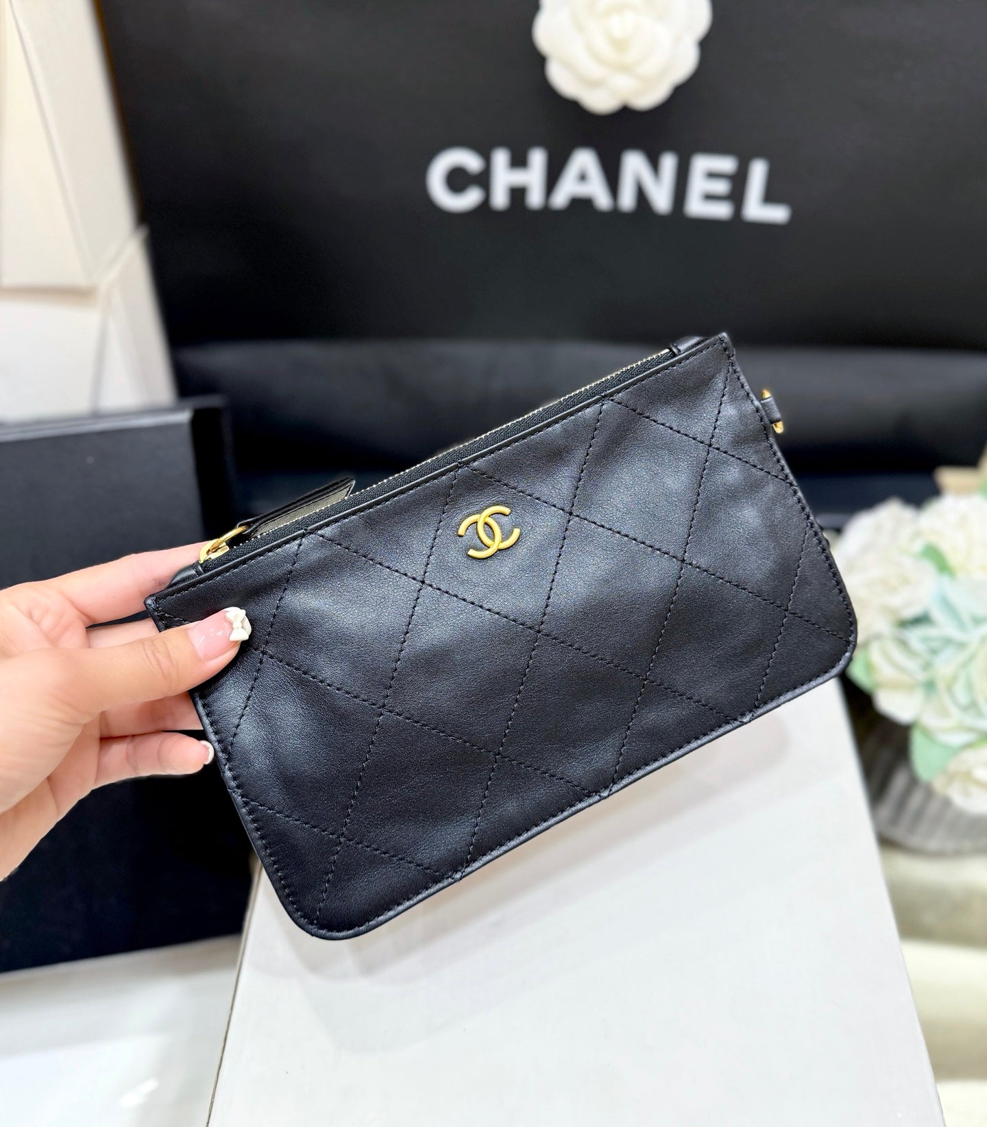 MEDIUM MAXI SHOPPING BAG 47 IN BLACK CALFSKIN GOLD-TONE METAL