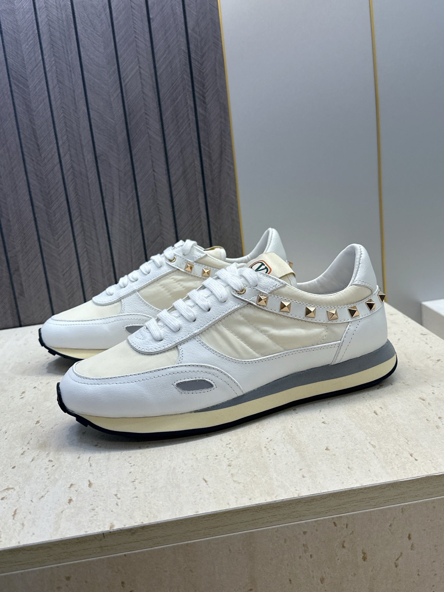 VALENTINO 26S ROCKRUNNER SNEAKERS IN WHITE CALFSKIN AND BEIGE FABRIC