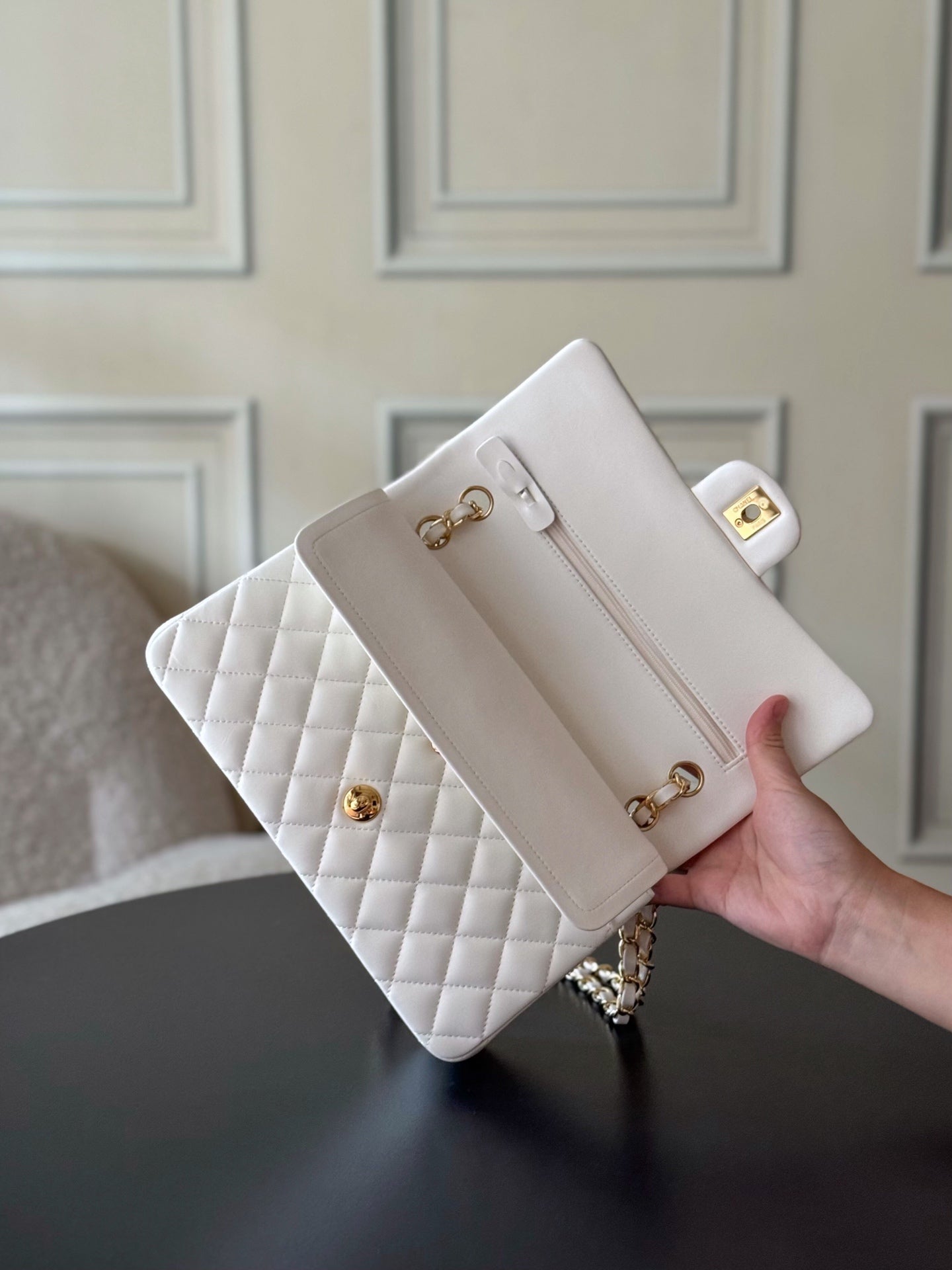 CHANEL 25S CLASSIC FLAP BAG 25 CM IN WHITE LAMBSKIN WITH GOLD HARDWARE