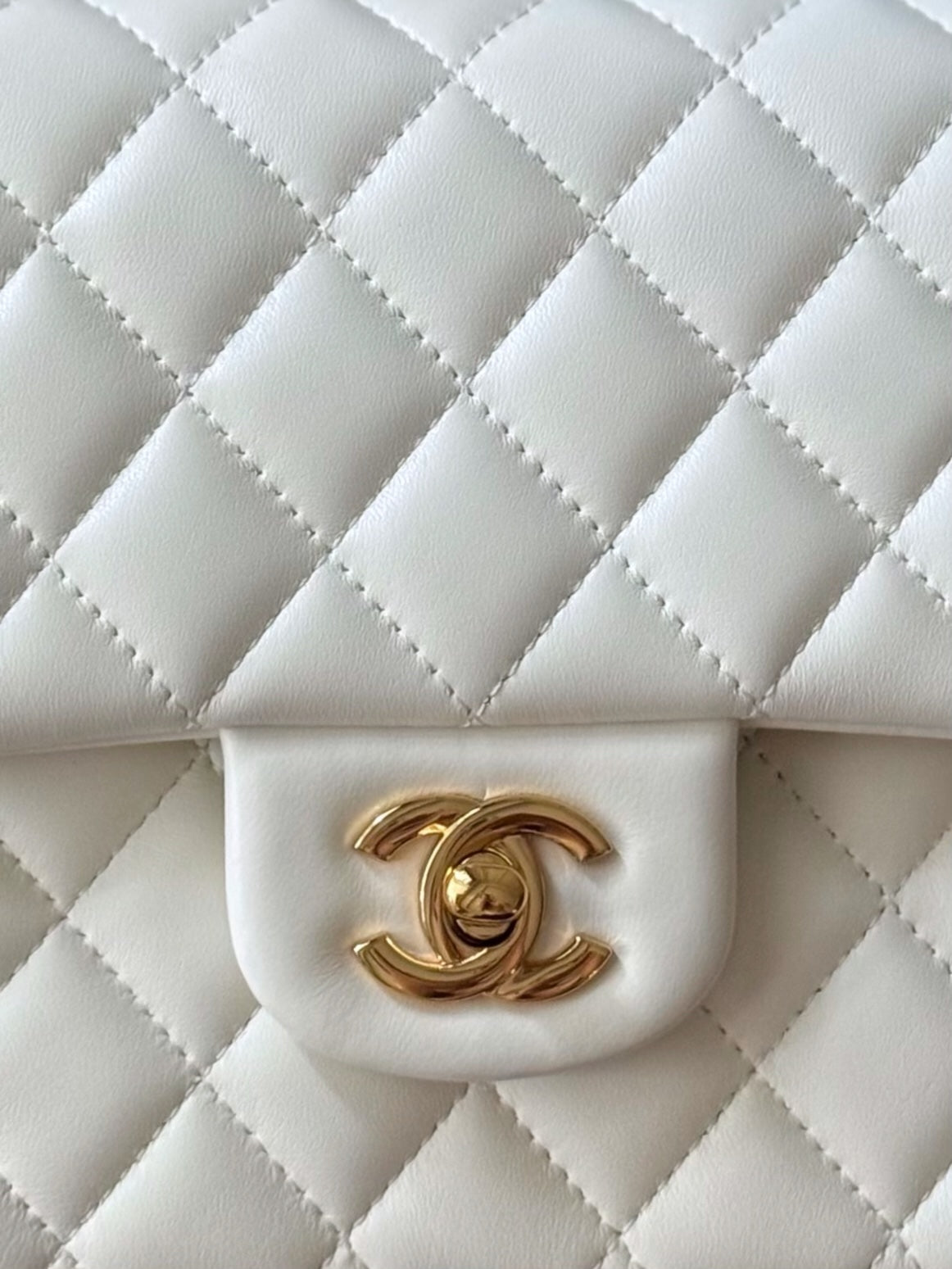 CHANEL 25S CLASSIC FLAP BAG 25 CM IN WHITE LAMBSKIN WITH GOLD HARDWARE