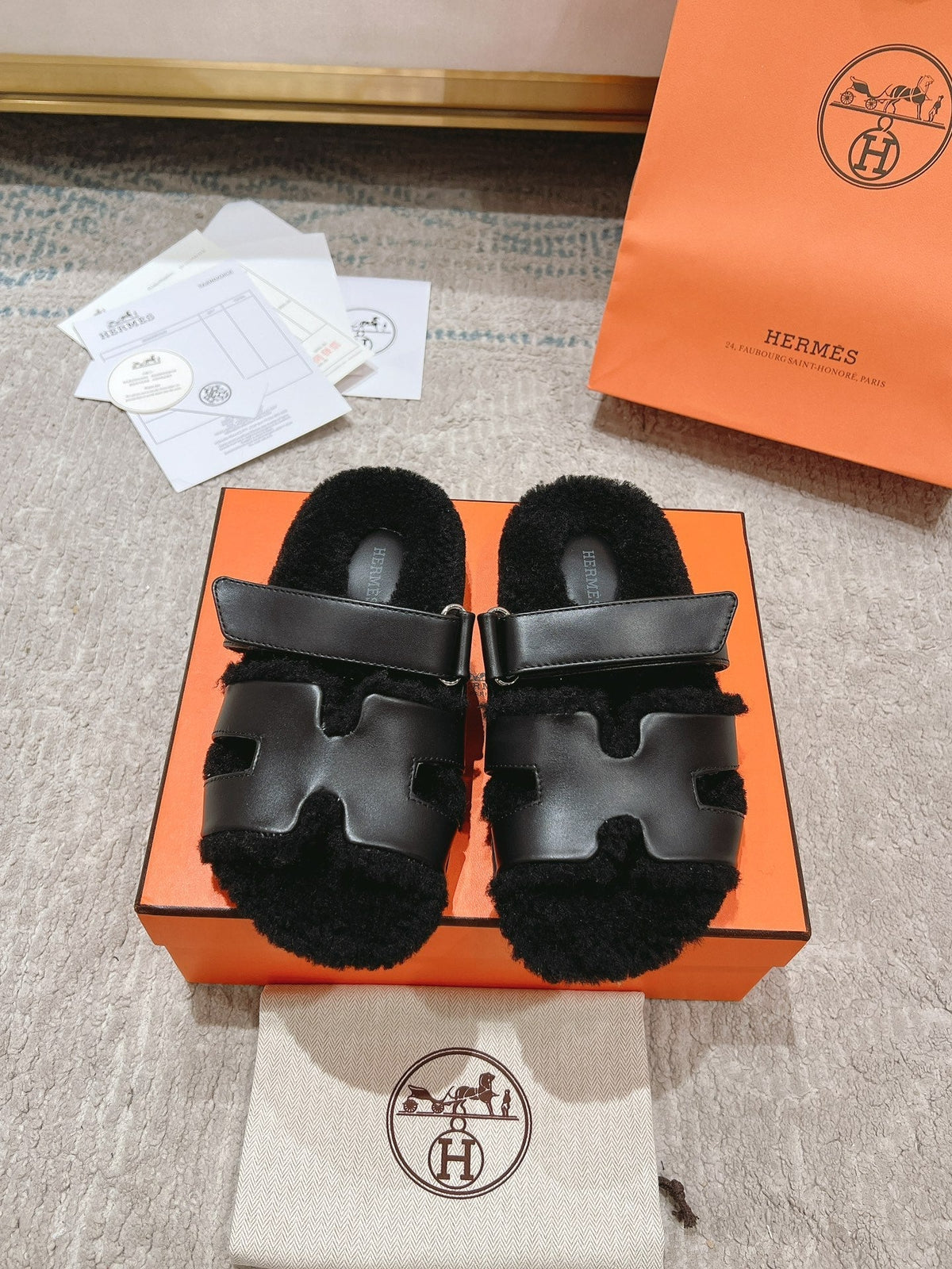 CHYPRE SANDAL IN BLACK SHEARLING AND CALFSKIN