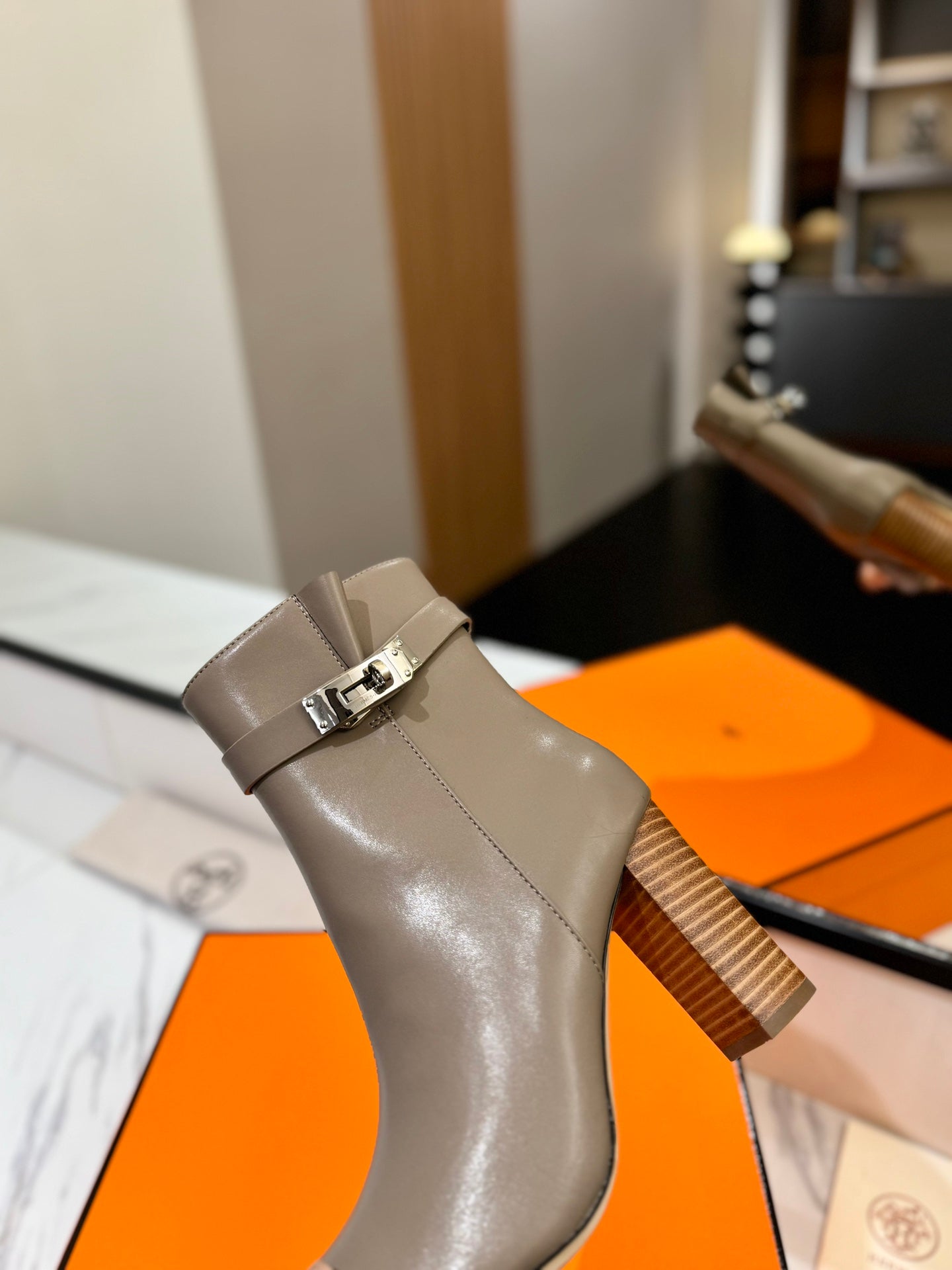 HM 26S ANKLE BOOTS 85 MM IN GREYISH BEIGE CALFSKIN