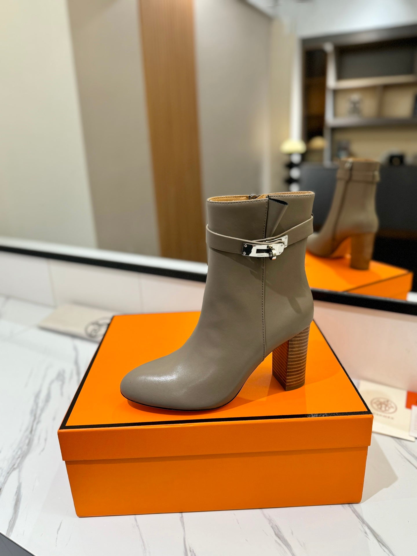 HM 26S ANKLE BOOTS 85 MM IN GREYISH BEIGE CALFSKIN