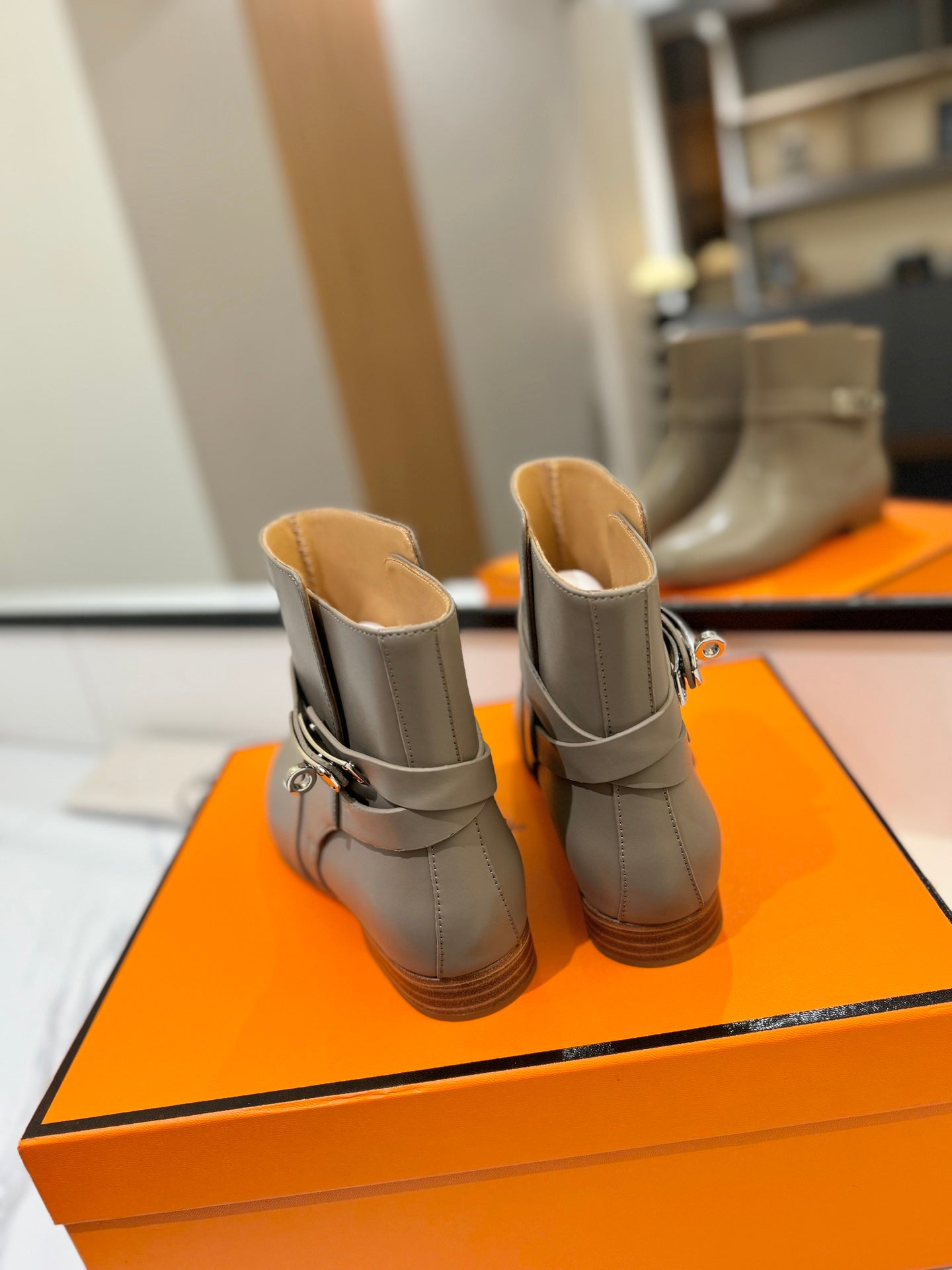 HM 26S NEO ANKLE BOOTS IN GREYISH BEIGE CALFSKIN