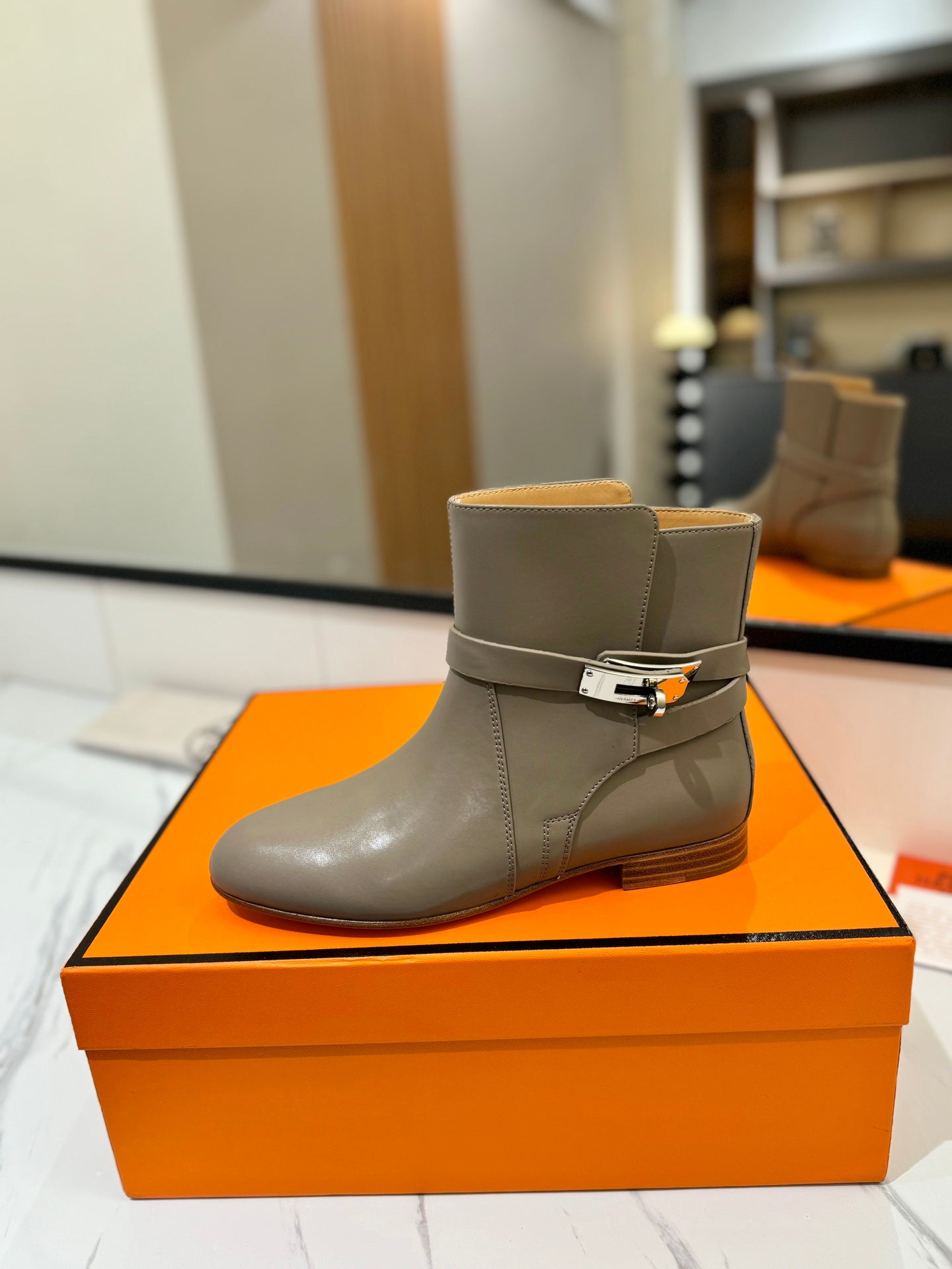 HM 26S NEO ANKLE BOOTS IN GREYISH BEIGE CALFSKIN