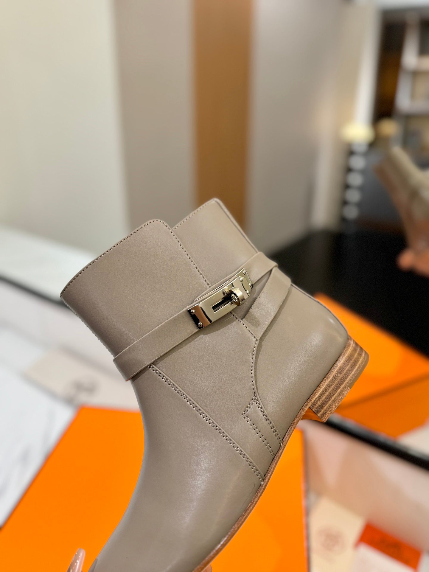 HM 26S NEO ANKLE BOOTS IN GREYISH BEIGE CALFSKIN
