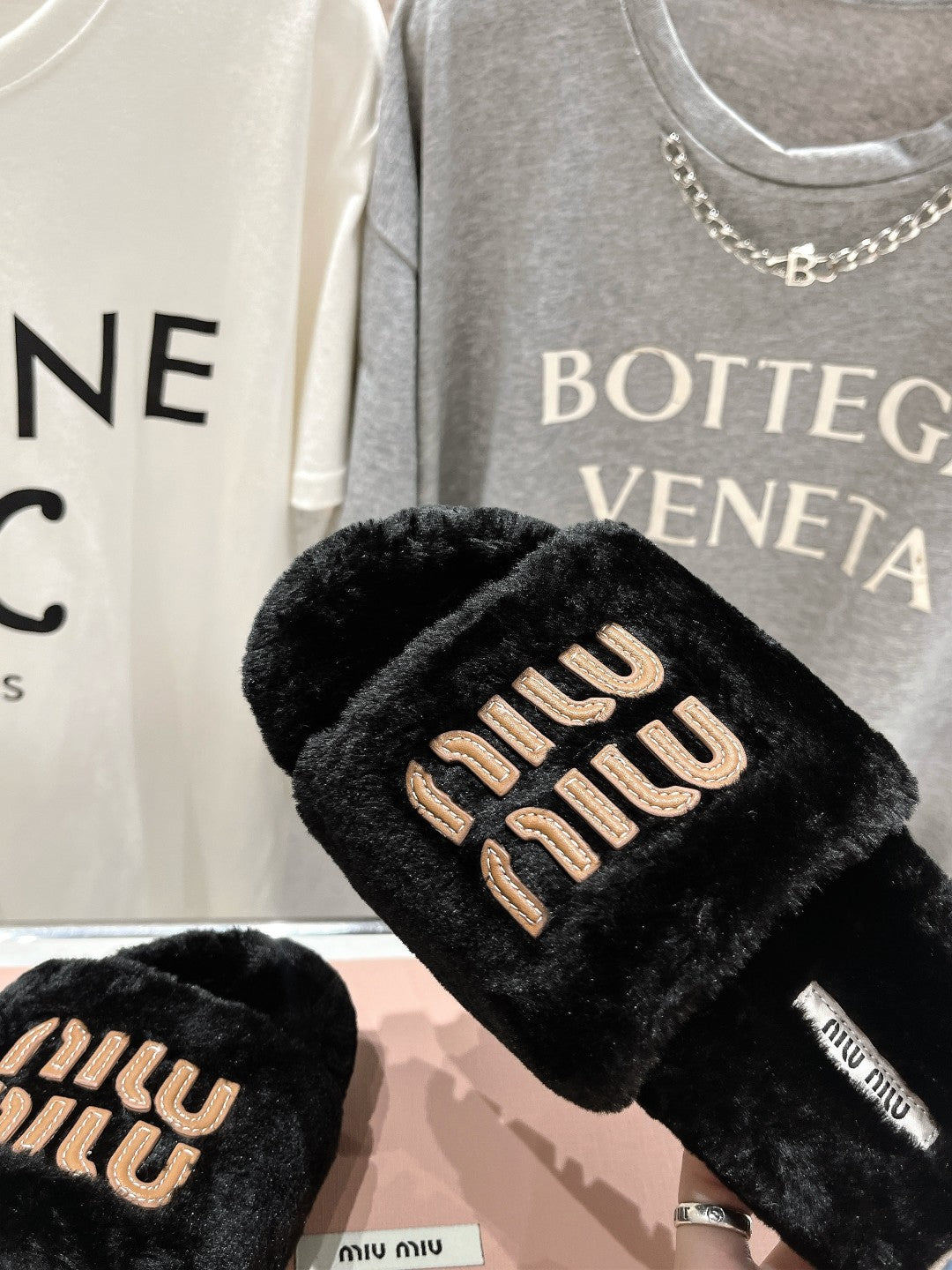 MIUMIU 26S FLAT SLIDES IN BLACK SHEARLING