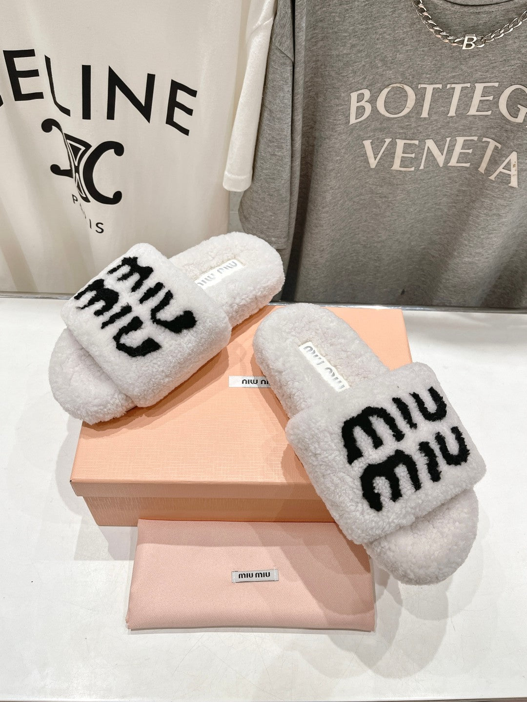 MIUMIU 26S SANDALS IN CREAM WHITE SHEARLING WITH LOGO LETTERING