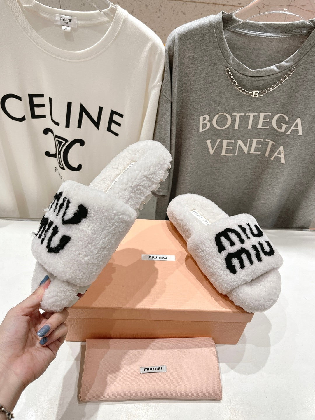 MIUMIU 26S SANDALS IN CREAM WHITE SHEARLING WITH LOGO LETTERING