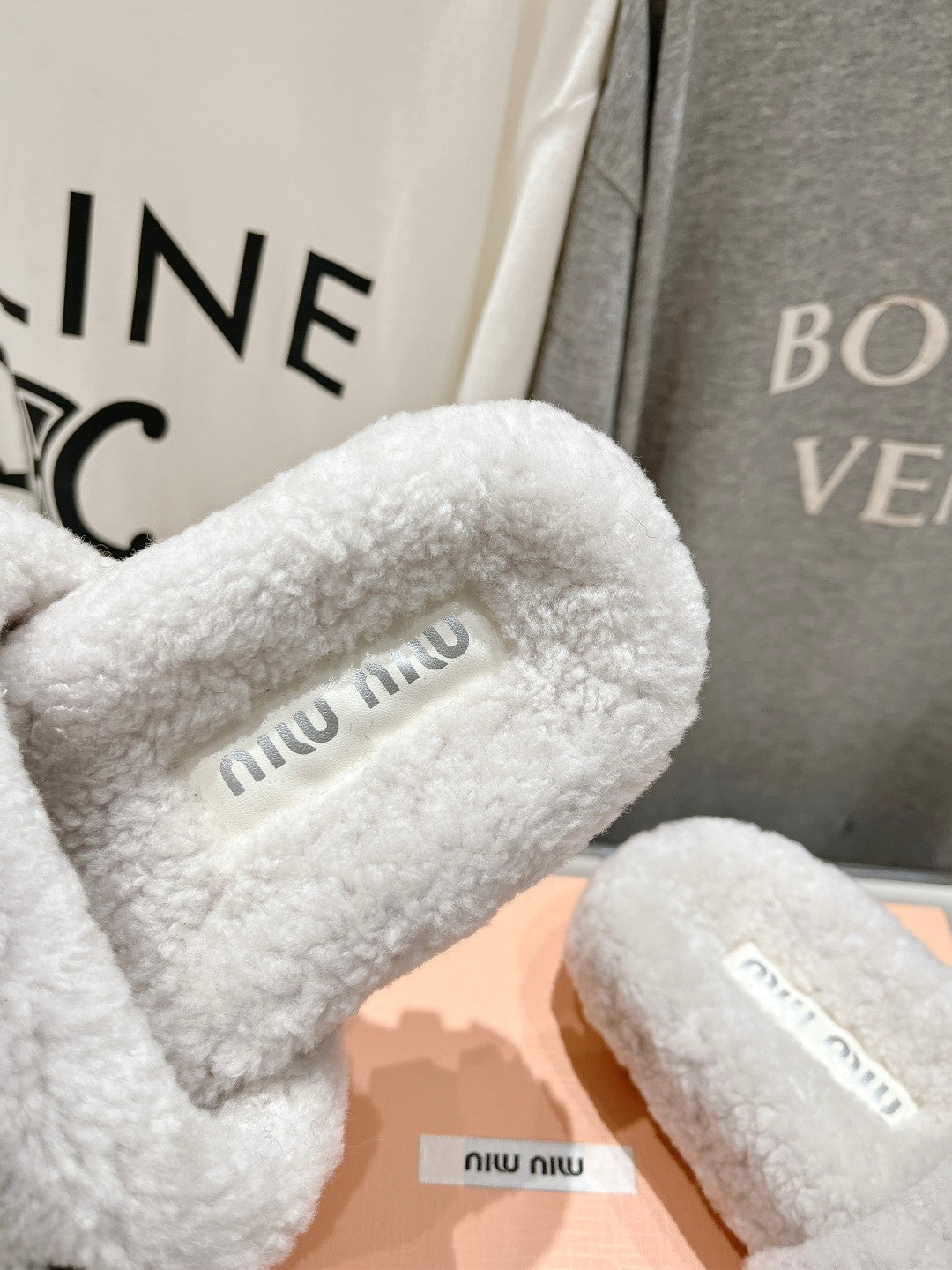 MIUMIU 26S SANDALS IN CREAM WHITE SHEARLING WITH LOGO LETTERING