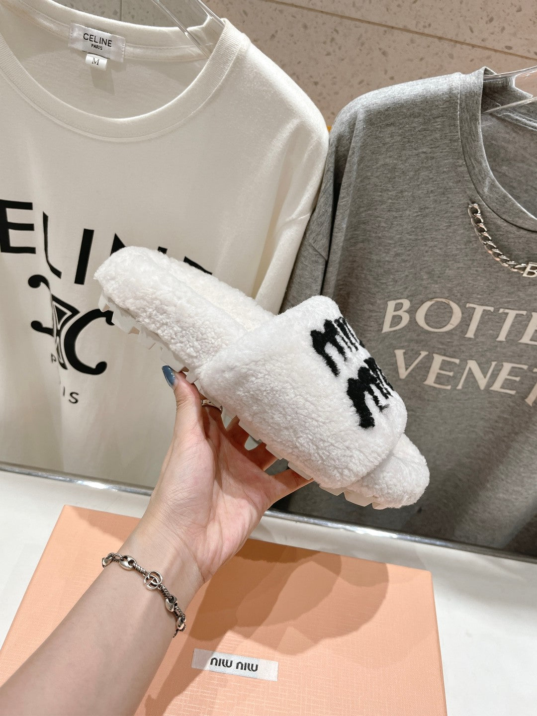 MIUMIU 26S SANDALS IN CREAM WHITE SHEARLING WITH LOGO LETTERING