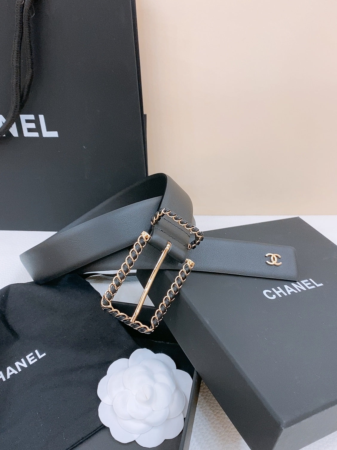 BELT 30MM IN BLACK CALFSKIN WITH INTERWOVEN GOLD CHAIN BUCKLE