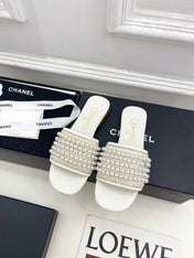 FLAT SLIDE IN WHITE CALFSKIN WITH PEARLS