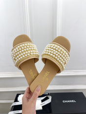 FLAT SLIDE IN FLAX YELLOW CALFSKIN WITH PEARLS