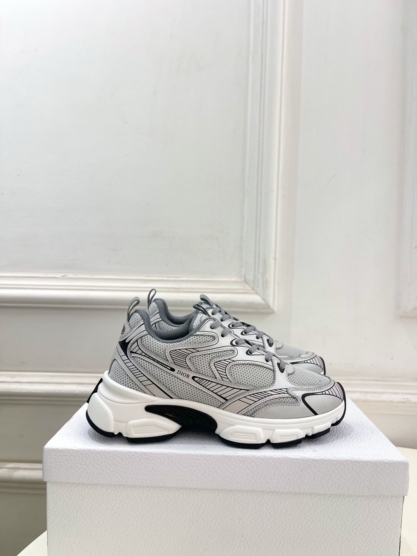 DIOR 26S SNEAKER IN GREY CALFSKIN AND MESH FABRIC