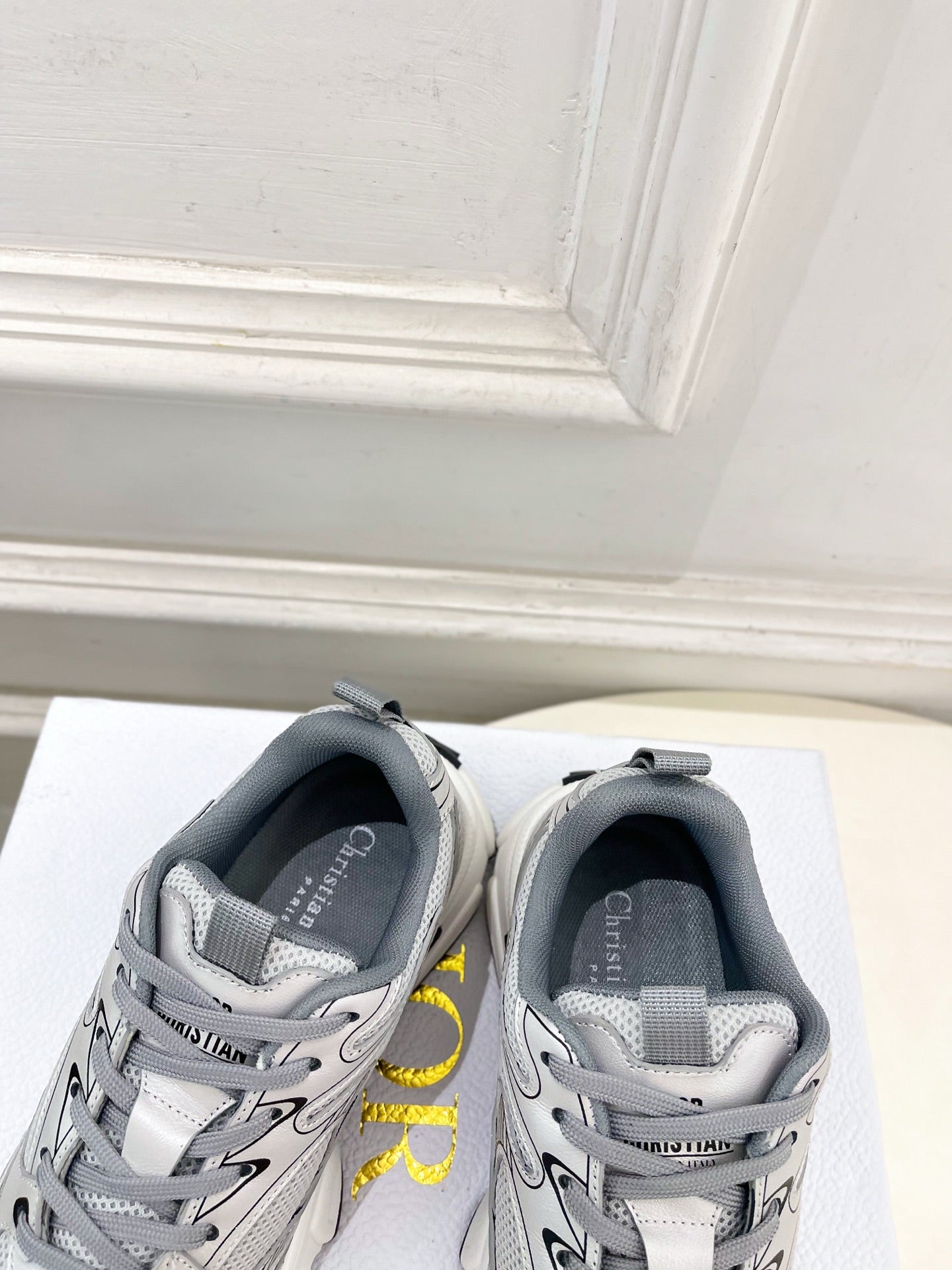 DIOR 26S SNEAKER IN GREY CALFSKIN AND MESH FABRIC