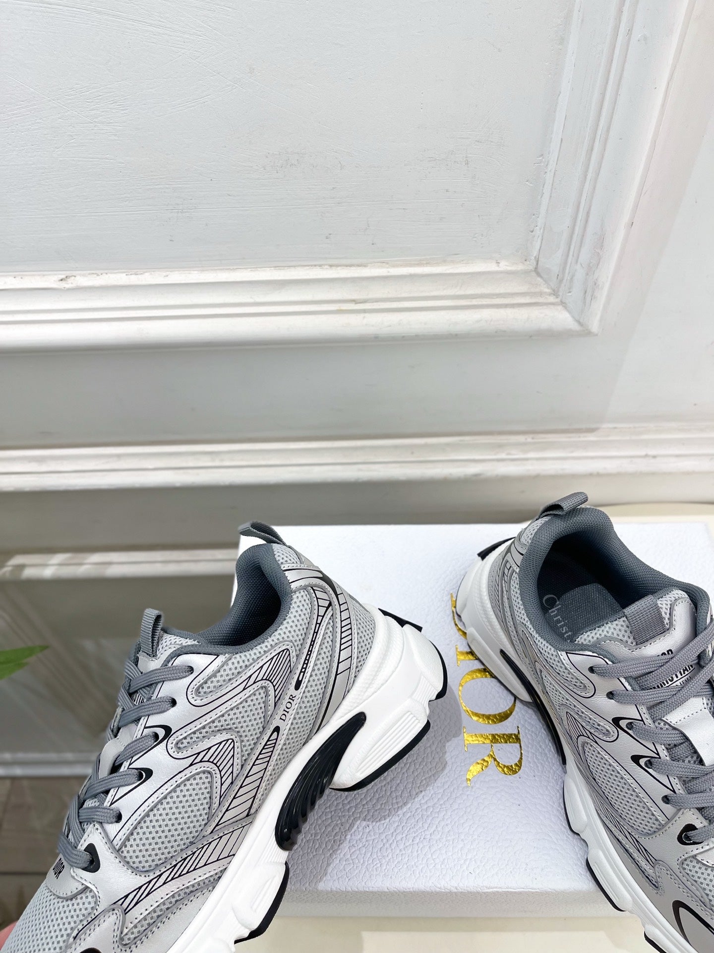 DIOR 26S SNEAKER IN GREY CALFSKIN AND MESH FABRIC