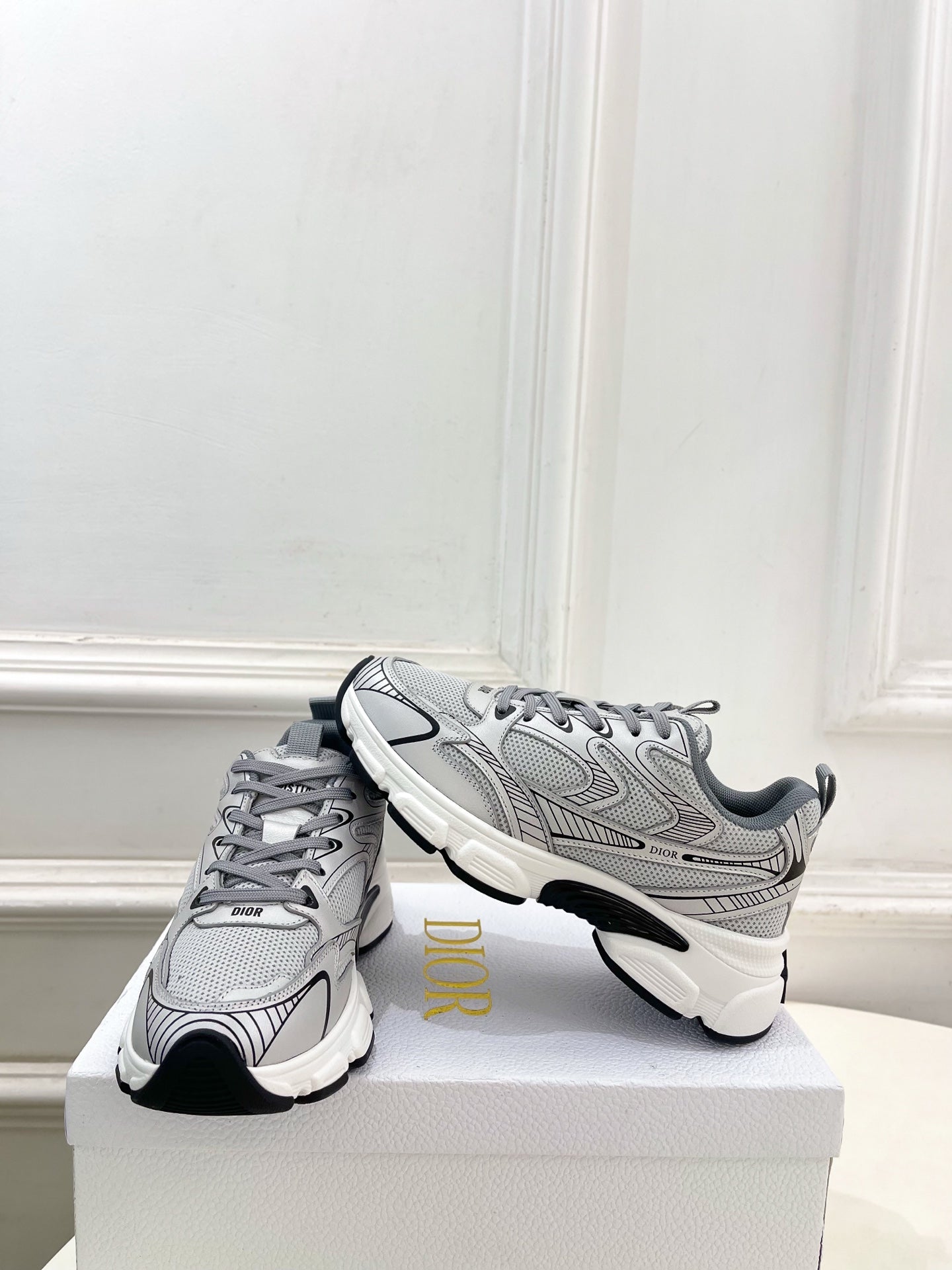 DIOR 26S SNEAKER IN GREY CALFSKIN AND MESH FABRIC