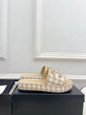 CHANEL 26S SANDALS 35 MM IN BEIGE TWEED