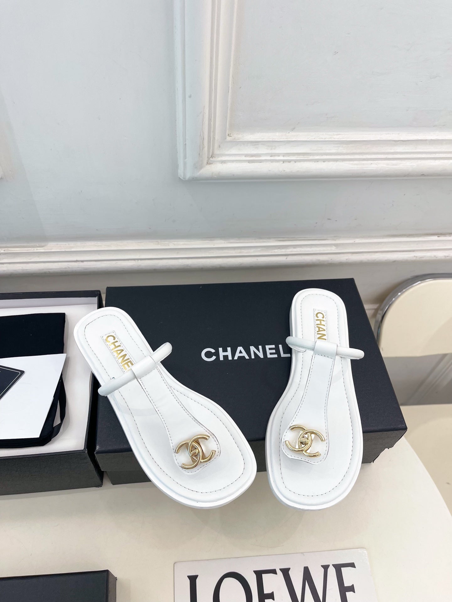 CHANEL 26S THONG SANDALS IN WHITE LAMBSKIN WITH GOLD TONE CC LOGO