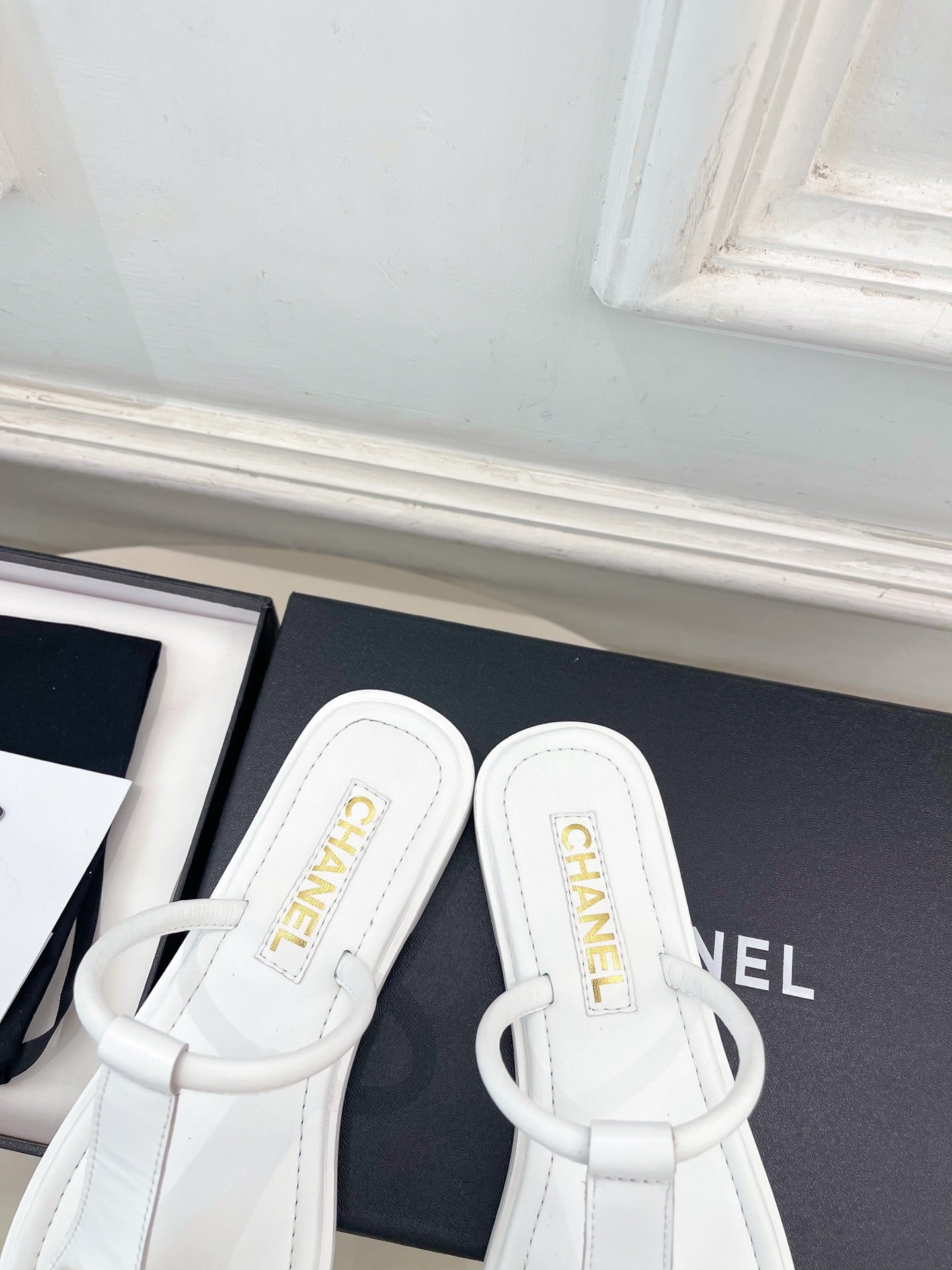 CHANEL 26S THONG SANDALS IN WHITE LAMBSKIN WITH GOLD TONE CC LOGO