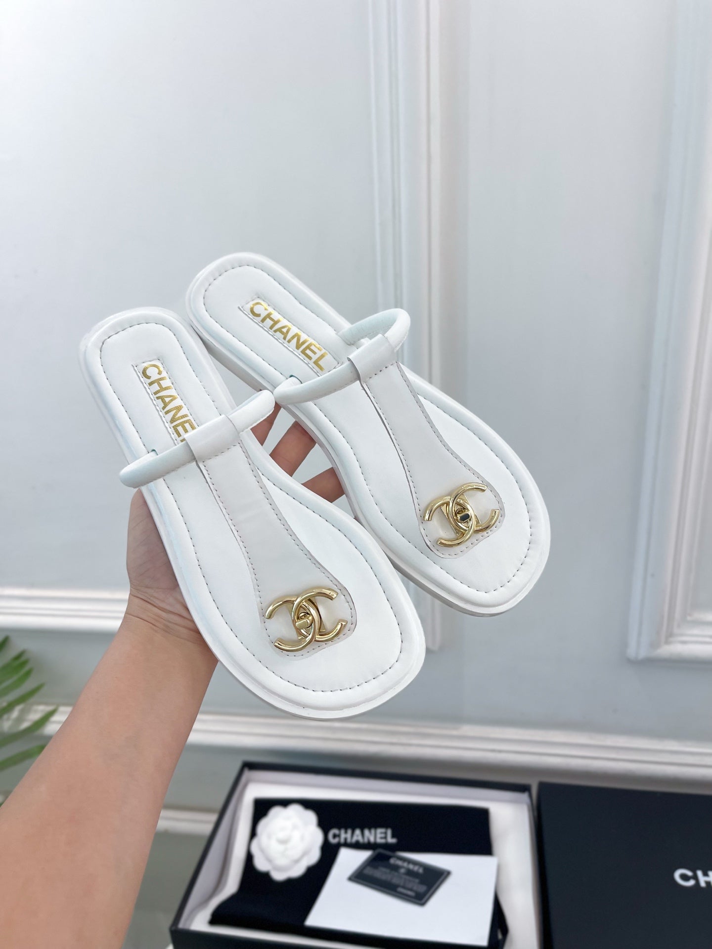 CHANEL 26S THONG SANDALS IN WHITE LAMBSKIN WITH GOLD TONE CC LOGO