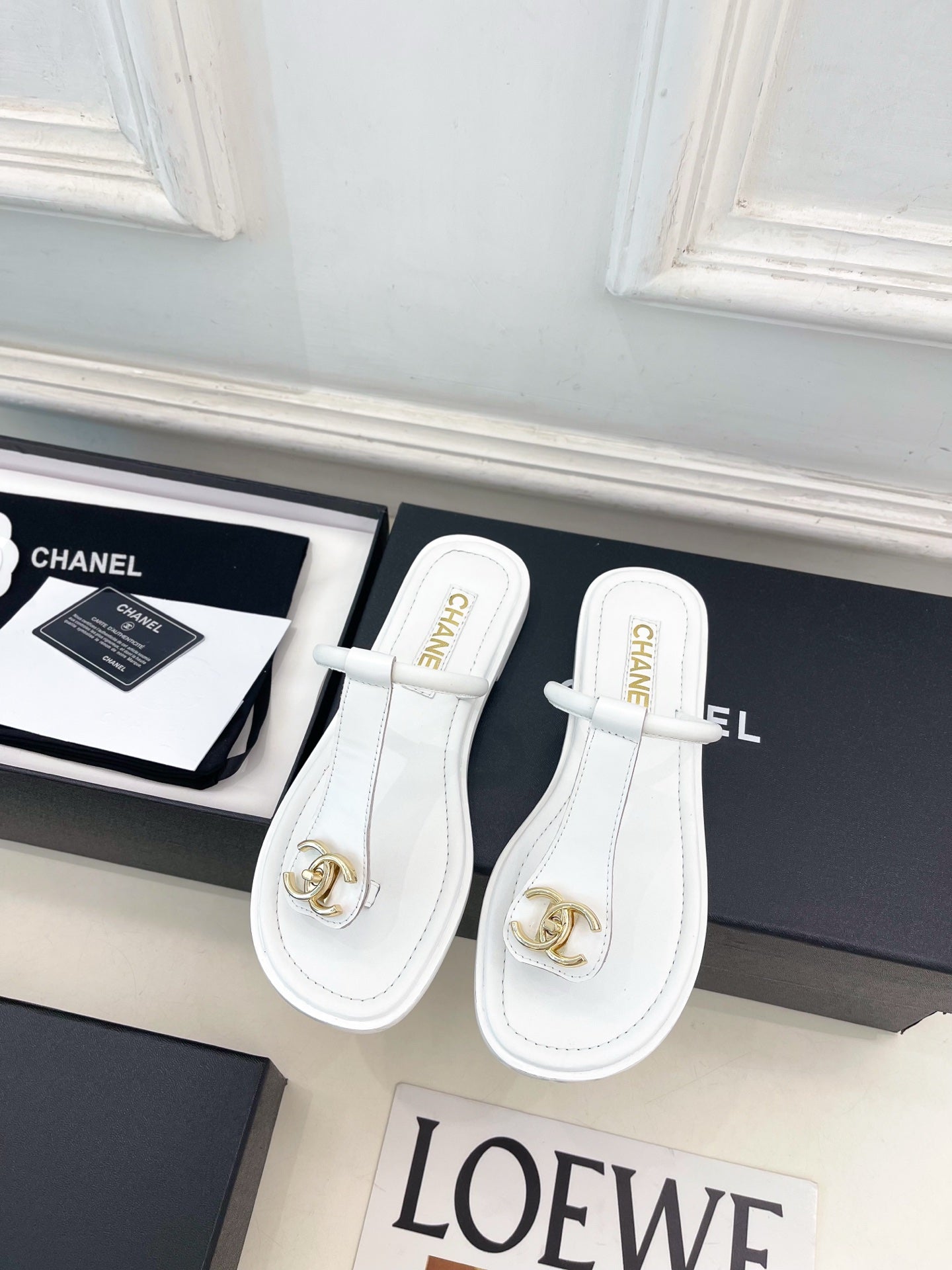 CHANEL 26S THONG SANDALS IN WHITE LAMBSKIN WITH GOLD TONE CC LOGO