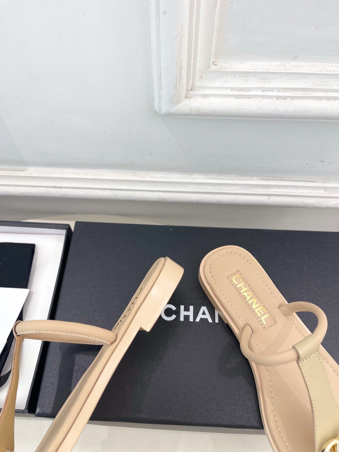 CHANEL 26S THONG SANDALS IN BEIGE LAMBSKIN WITH GOLD TONE CC LOGO