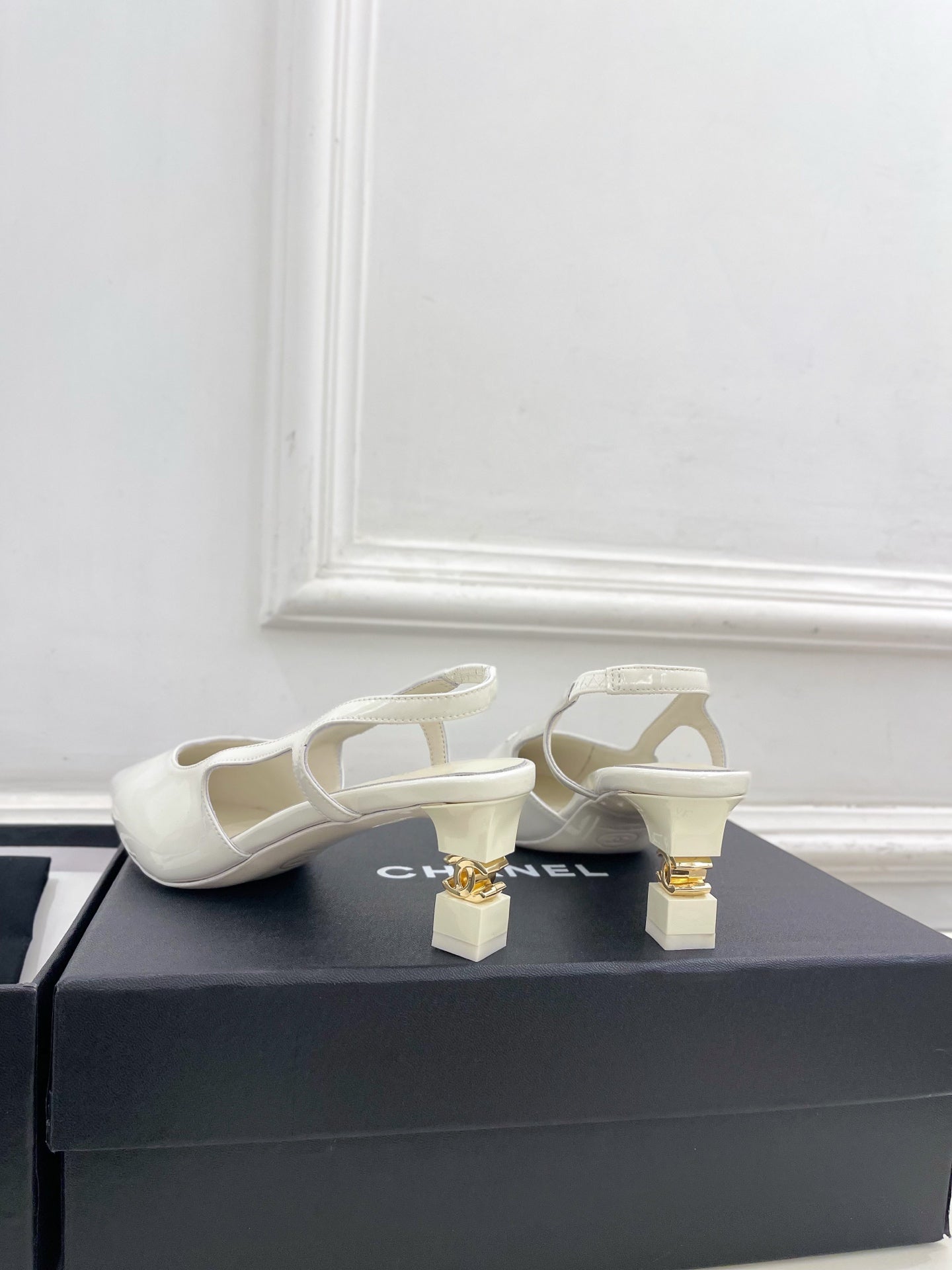 CHANEL 26S POINTED TOE HIGH HEELS 55 MM IN WHITE PATENT LAMBSKIN