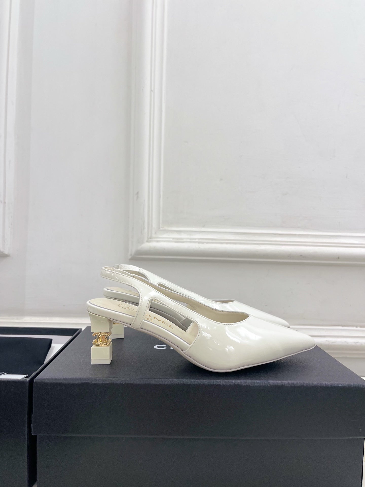 CHANEL 26S POINTED TOE HIGH HEELS 55 MM IN WHITE PATENT LAMBSKIN