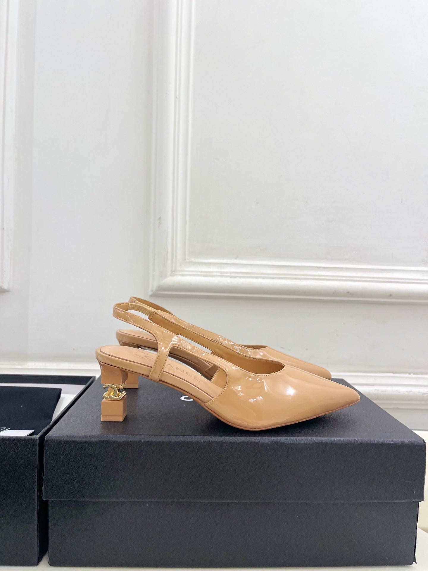 CHANEL 26S POINTED TOE HIGH HEELS 55 MM IN BEIGE PATENT LAMBSKIN