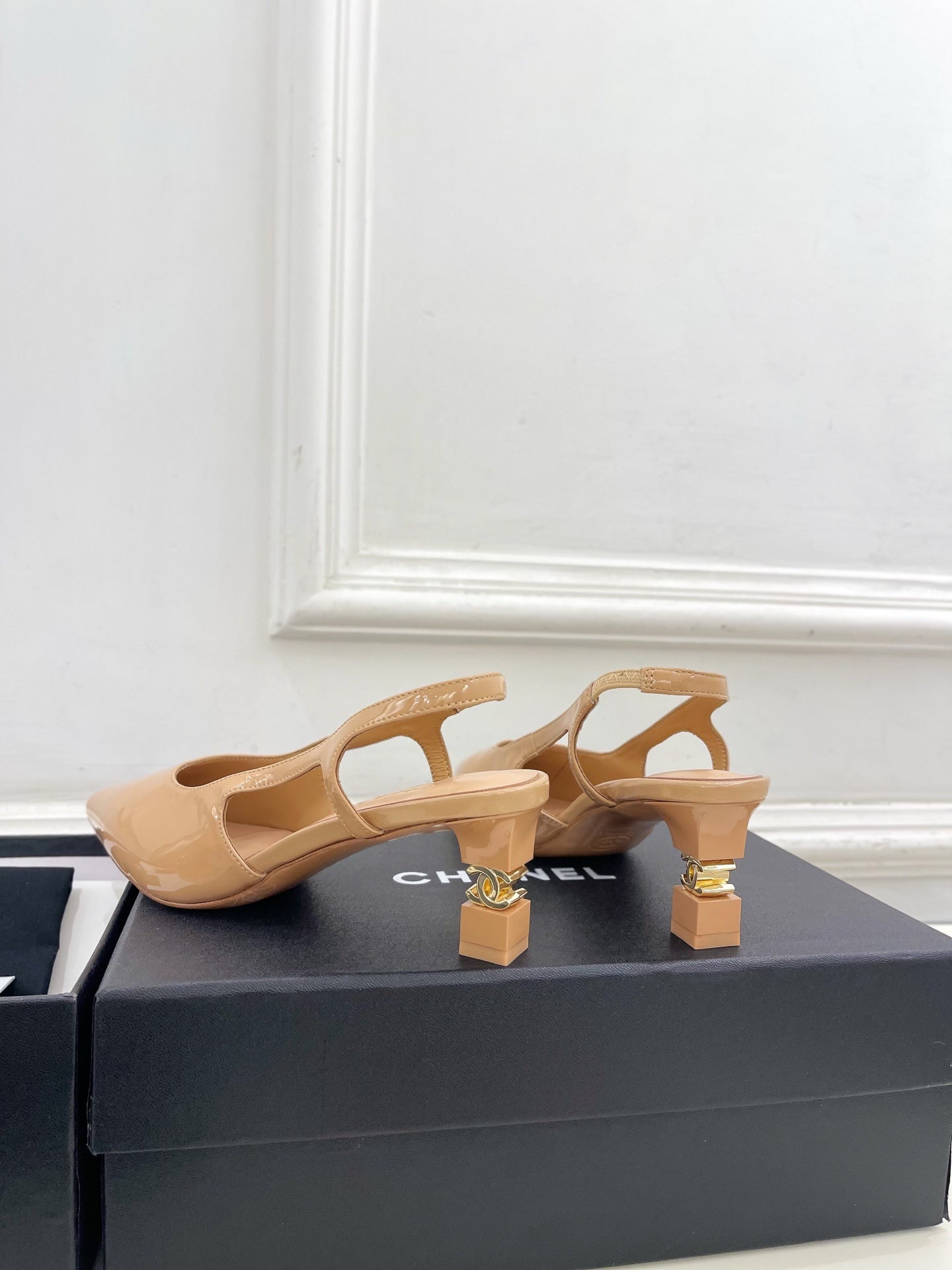 CHANEL 26S POINTED TOE HIGH HEELS 55 MM IN BEIGE PATENT LAMBSKIN